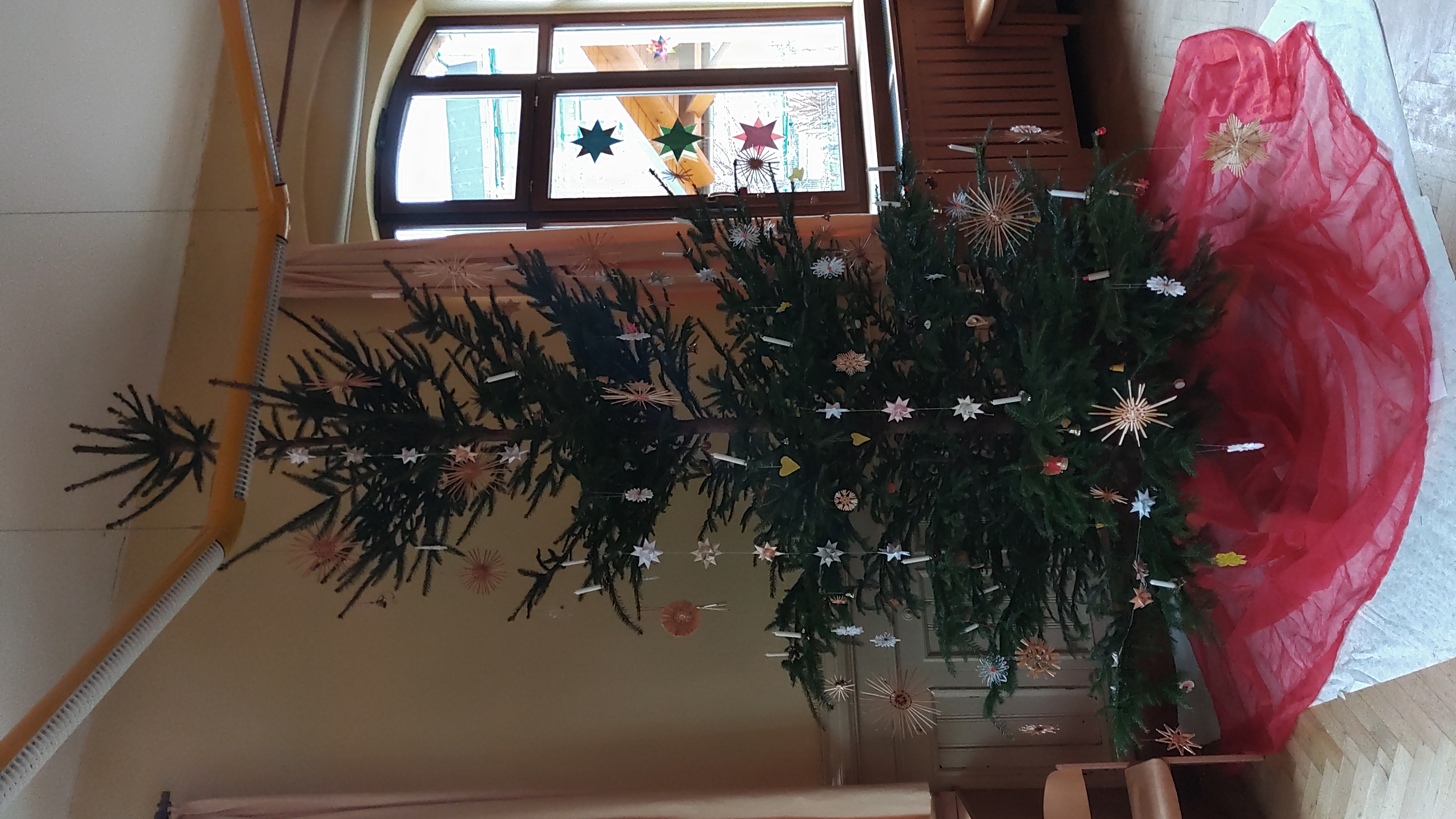 Geschmückter Weihnachtsbaum 2023 im Trinitatiskindergarten