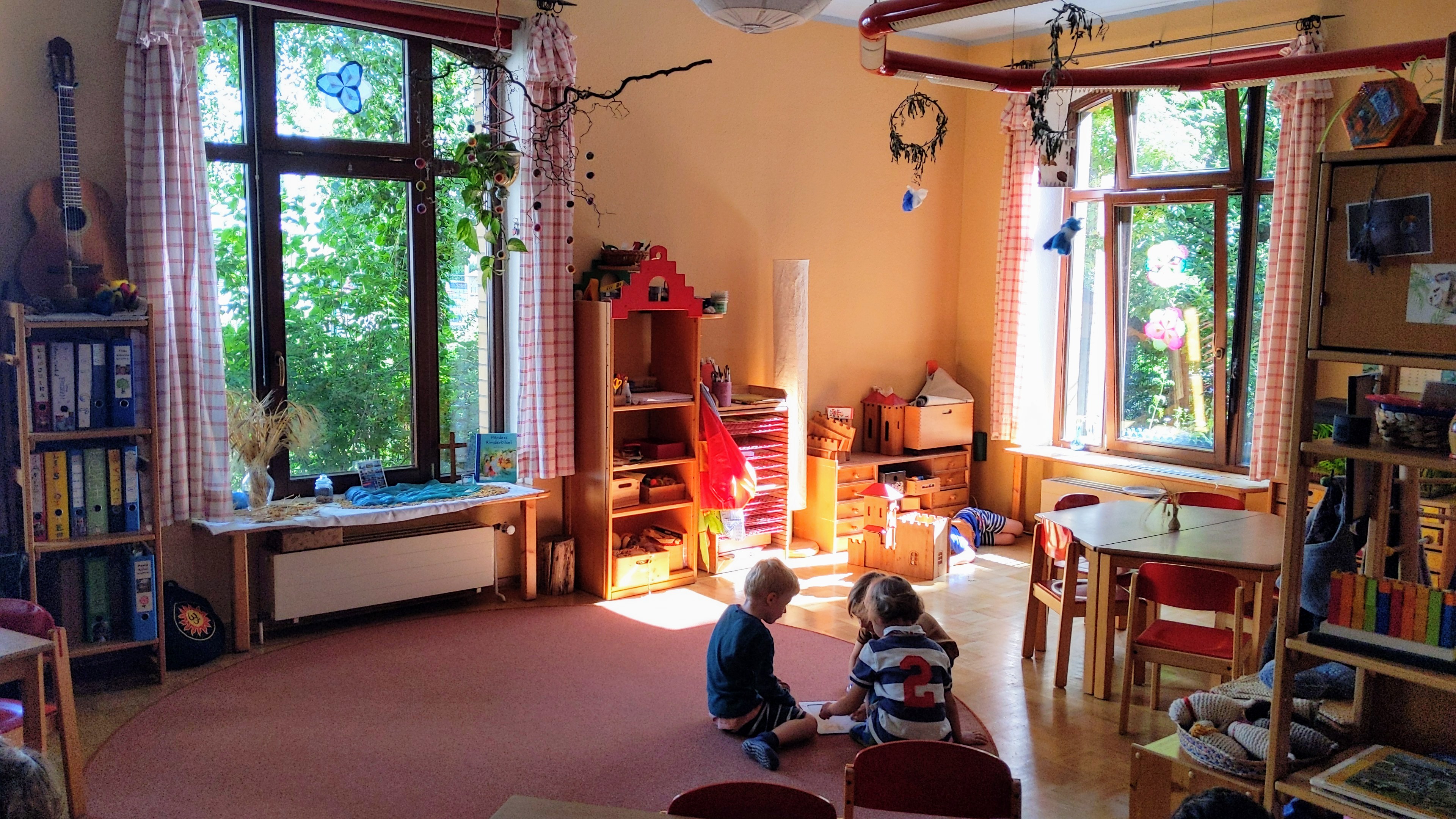 Kinder von hinten spielend im Rotkehlchenzimmer Kinder von hinten spielend im Rotkehlchenzimmer