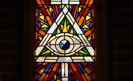 Fensterbild der Trinitatiskirche zu Leipzig Anger-Crottendorf, Foto: Norman Jäckel Fensterbild der Trinitatiskirche zu Leipzig Anger-Crottendorf, Foto: Norman Jäckel