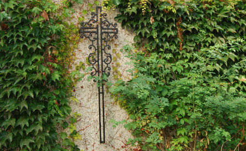 Fassadenkreuz an der Trinitatiskirche zu Leipzig Anger-Crottendorf, Foto: Norman Jäckel Fassadenkreuz an der Trinitatiskirche zu Leipzig Anger-Crottendorf, Foto: Norman Jäckel